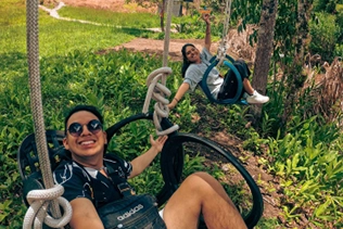 La diversión no tiene límites: turistas disfrutan de momentos de alegría en nuestros columpios. Vive la emoción de la aventura.